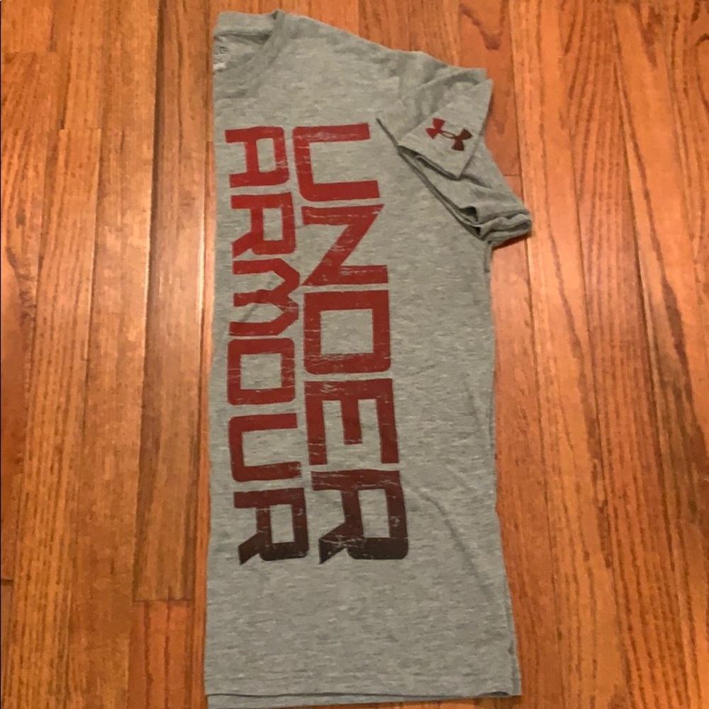Under armor gray and red loose heat gear